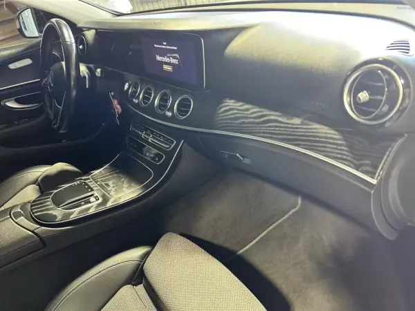 Mercedes-Benz E 200 2021 - 32000 EUR, 160340 km - AUTO.MOTO.pt - 160340km - foto 17 de 49