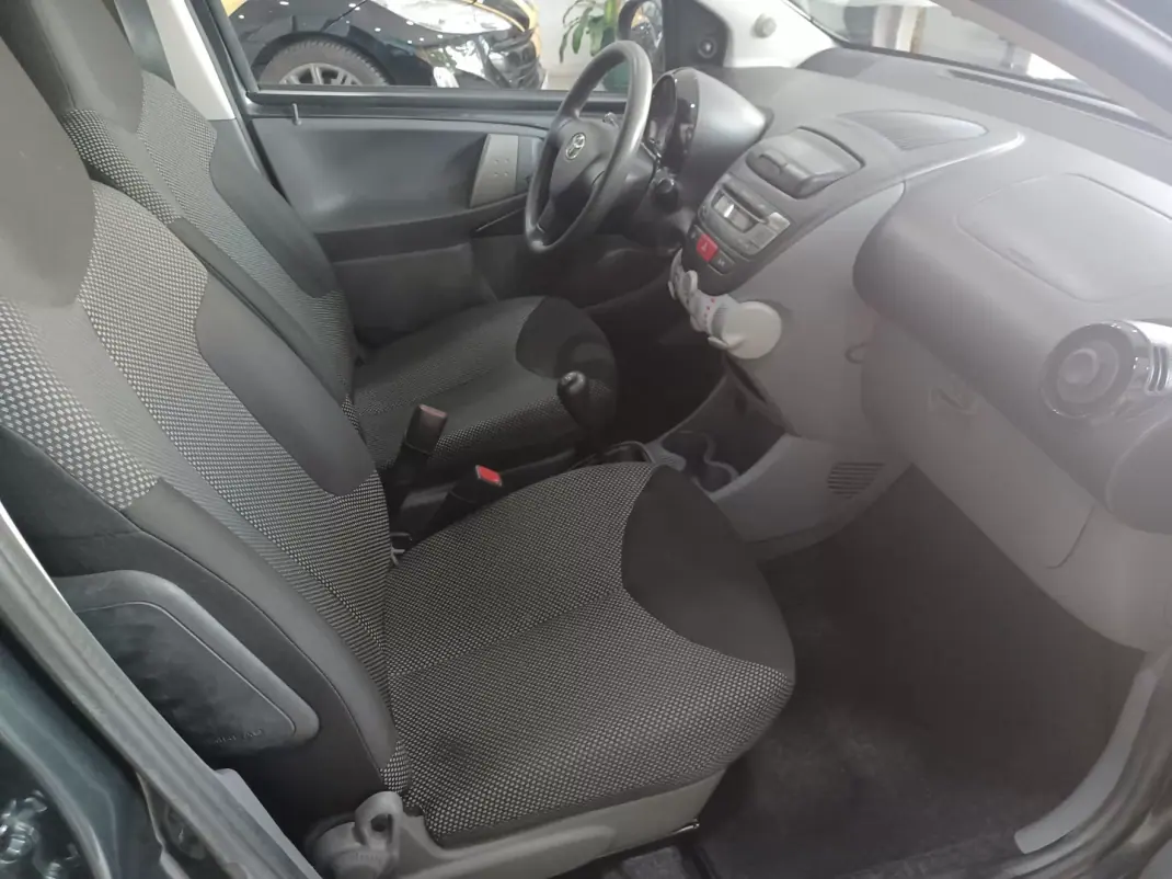 Toyota Aygo 2011 - 6790 EUR, 110561 km - AUTO.MOTO.pt - 110561km - foto 20 de 33