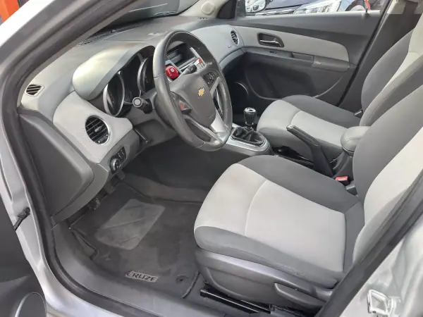 Chevrolet Cruze 2010 - 6950 EUR, 99232 km - AUTO.MOTO.pt - 99232km - foto 8 de 12
