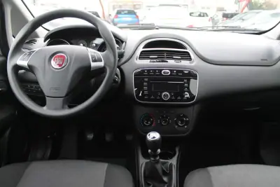 Fiat Punto 2018 - 8990 EUR, 149000 km - AUTO.MOTO.pt - 149000km - foto 7 de 11