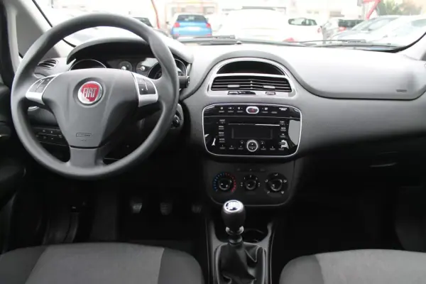Fiat Punto 2018 - 8990 EUR, 149000 km - AUTO.MOTO.pt - 149000km - foto 7 de 11