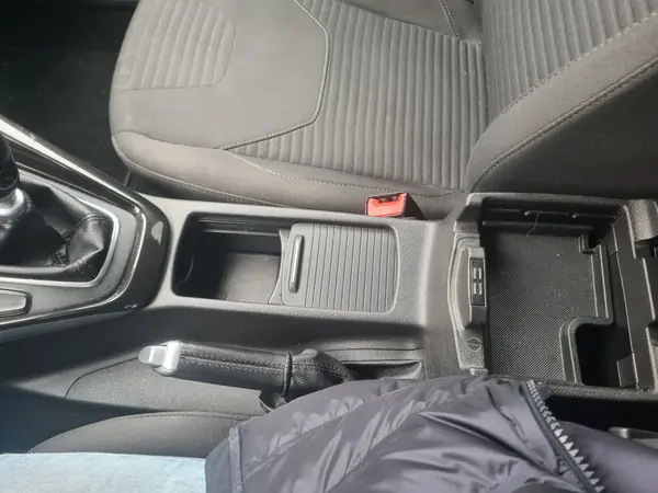Ford Focus 2014 - 5000 EUR, 296000 km - AUTO.MOTO.pt - 296000km - foto 6 de 9