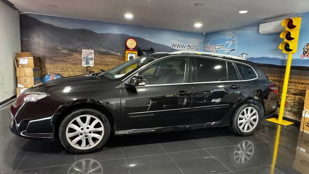 Renault Laguna 2010 - 5750 EUR, 374496 km - AUTO.MOTO.pt - 374496km - foto 1 de 15