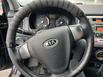 Kia Rio 2009 - 3900 EUR, 344000 km - AUTO.MOTO.pt - 344000km - foto 15 de 19