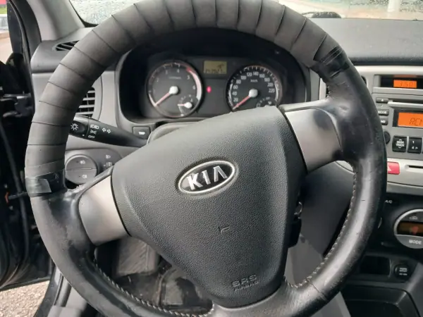 Kia Rio 2009 - 3900 EUR, 344000 km - AUTO.MOTO.pt - 344000km - foto 15 de 19