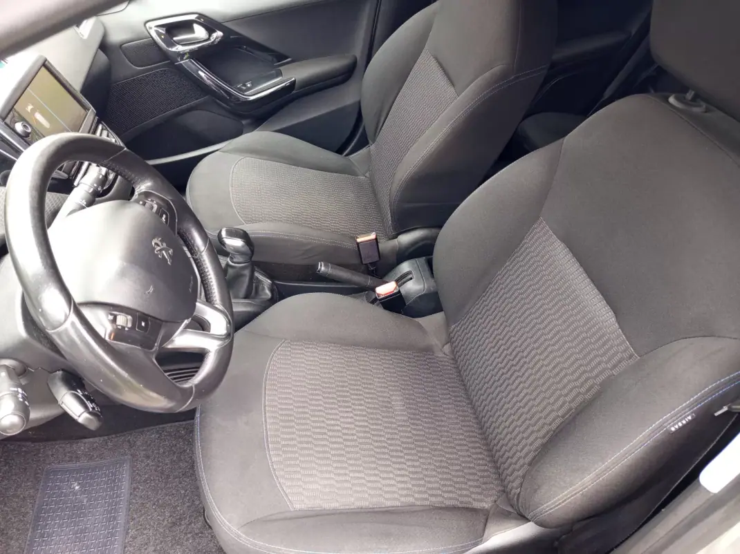 Peugeot 208 2017 - 10990 EUR, 163895 km - AUTO.MOTO.pt - 163895km - foto 6 de 11