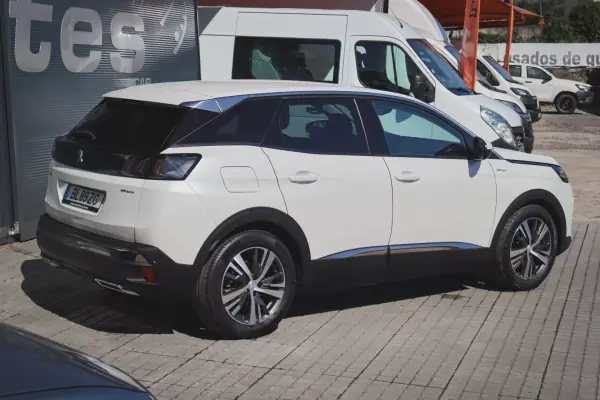 Peugeot 3008 2023 - 24380 EUR, 64120 km - 64120km - foto 6 de 27