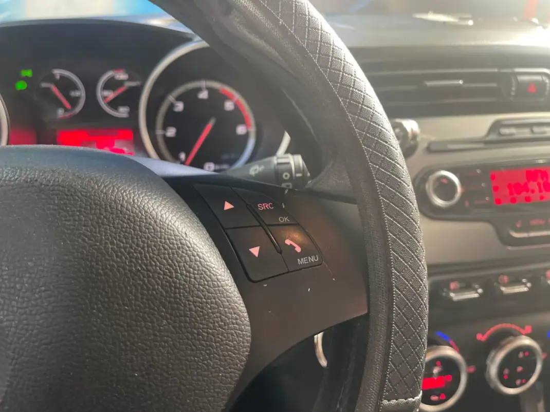 Alfa Romeo Giulietta 2011 - 8750 EUR, 197000 km - AUTO.MOTO.pt - 197000km - foto 32 de 35