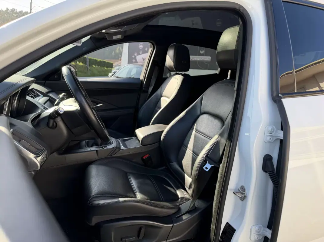 Jaguar E-Pace 2019 - 23500 EUR, 82987 km - AUTO.MOTO.pt - 82987km - foto 5 de 11