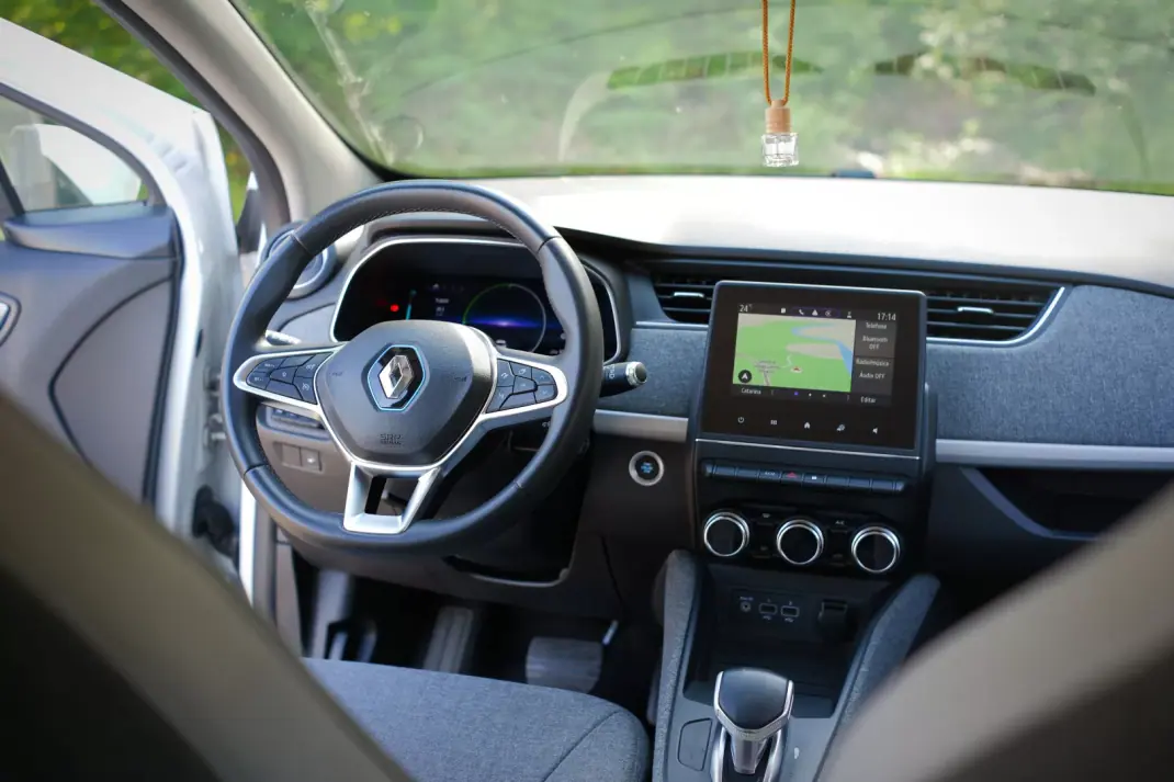 Renault Zoe 2020 - 12990 EUR, 103000 km - AUTO.MOTO.pt - 103000km - foto 18 de 24