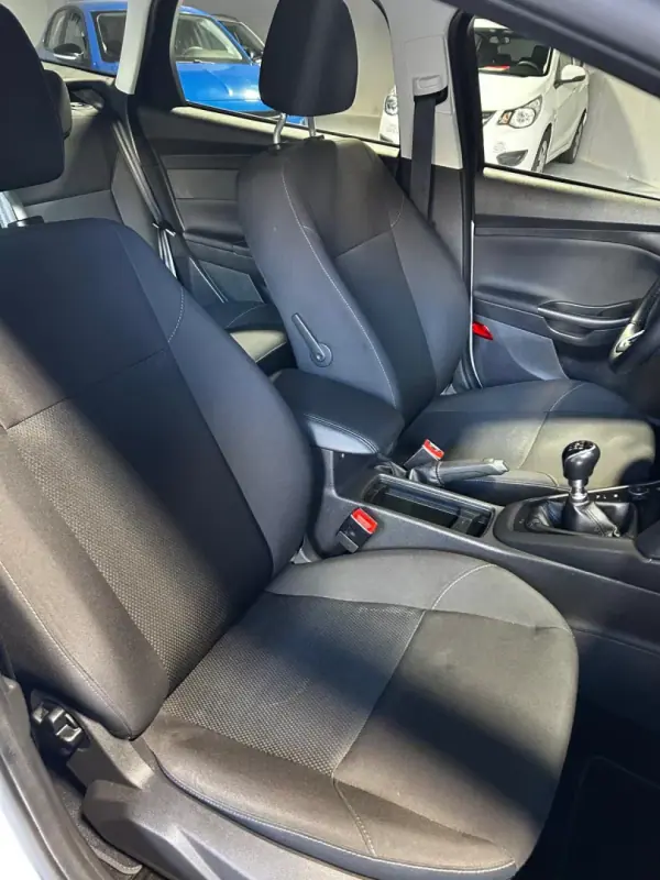 Ford Focus 2018 - 9900 EUR, 71250 km - AUTO.MOTO.pt - 71250km - foto 25 de 27