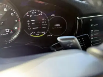 Porsche Panamera 2018 - 74500 EUR, 50941 km - AUTO.MOTO.pt - 50941km - foto 29 de 41