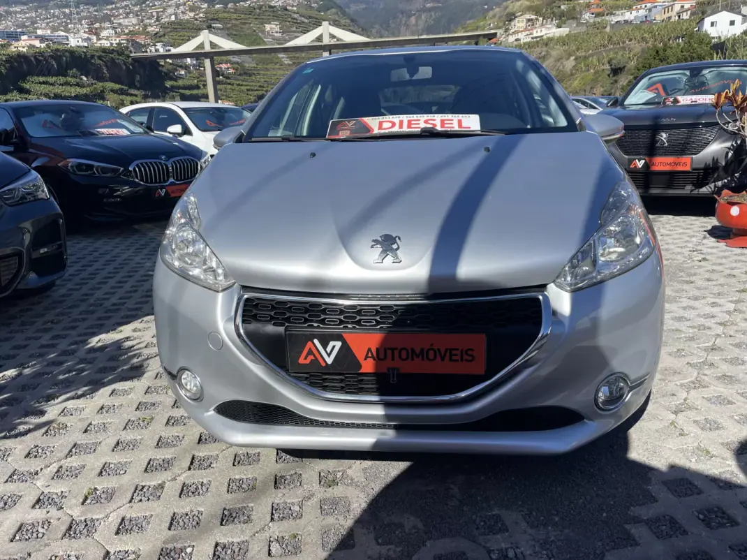 Peugeot 208 2014 - 11950 EUR, 143371 km - AUTO.MOTO.pt - 143371km - foto 2 de 12