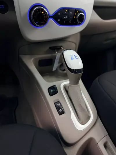 Renault Zoe 2017 - 10500 EUR, 57000 km - AUTO.MOTO.pt - 57000km - foto 11 de 17