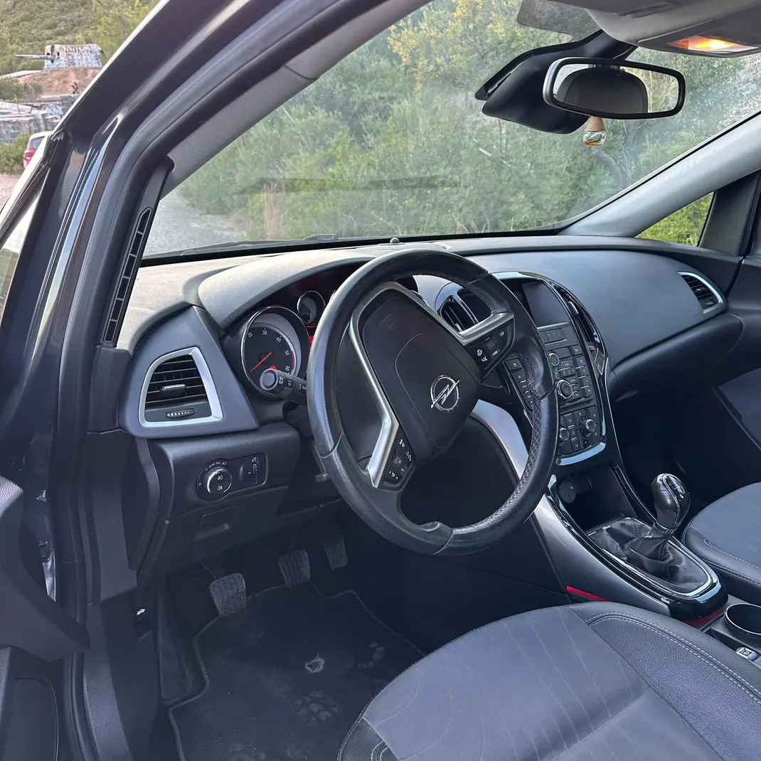 Opel Astra Sports Tourer 2014 - 6400 EUR, 297777 km - 297777km - foto 6 de 10