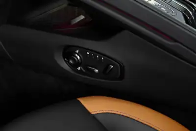 Aston Martin DB12 Coupé 2024 - 300000 EUR, 7650 km - AUTO.MOTO.pt - 7650km - foto 18 de 22
