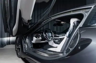 BMW i8 2015 - 69000 EUR, 91500 km - AUTO.MOTO.pt - 91500km - foto 13 de 17