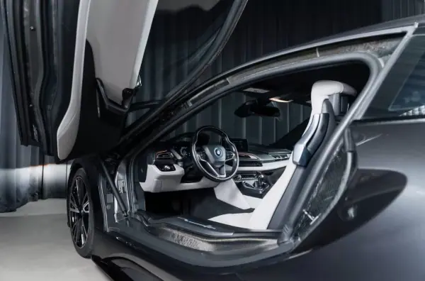 BMW i8 2015 - 69000 EUR, 91500 km - AUTO.MOTO.pt - 91500km - foto 13 de 17