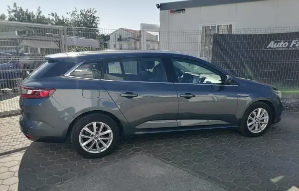 Renault Mégane 2017 - 13000 EUR, 126120 km - AUTO.MOTO.pt - 126120km - foto 18 de 19