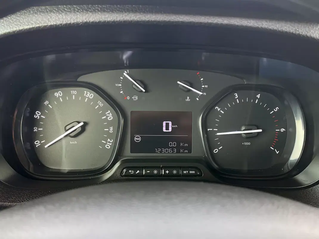 Opel COMBO 2022 - 17450 EUR, 123000 km - AUTO.MOTO.pt - 123000km - foto 36 de 37