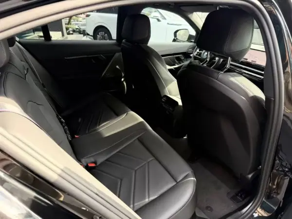 BMW 530e 2024 - 52900 EUR, 33 km - AUTO.MOTO.pt - 33km - foto 14 de 15