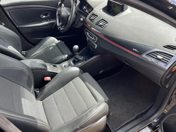Renault Mégane Sport Tourer 2014 - 9500 EUR, 239995 km - AUTO.MOTO.pt - 239995km - foto 20 de 23