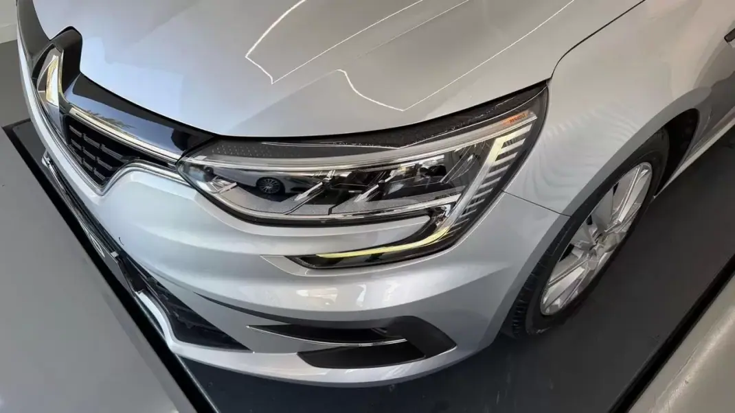 Renault Mégane Sport Tourer 2020 - 13990 EUR, 137993 km - AUTO.MOTO.pt - 137993km - foto 4 de 32