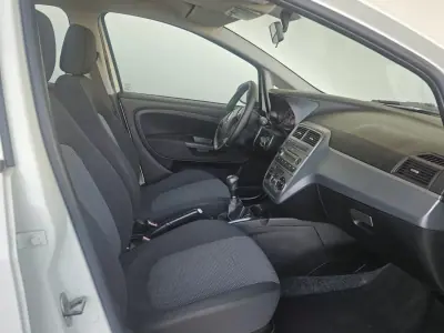 Fiat Punto 2011 - 4750 EUR, 174000 km - AUTO.MOTO.pt - 174000km - foto 8 de 9