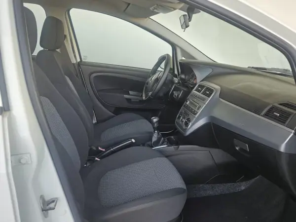 Fiat Punto 2011 - 4750 EUR, 174000 km - AUTO.MOTO.pt - 174000km - foto 8 de 9