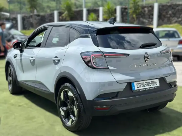 Renault Captur 2025 - 25890 EUR, 32380 km - AUTO.MOTO.pt - 32380km - foto 2 de 16