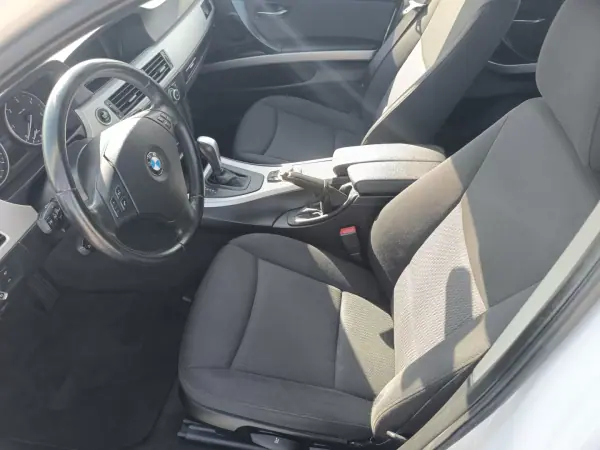 BMW 320 2011 - 12900 EUR, 206000 km - AUTO.MOTO.pt - 206000km - foto 23 de 37