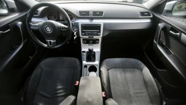 Volkswagen Passat 2013 - 10950 EUR, 215000 km - AUTO.MOTO.pt - 215000km - foto 9 de 10