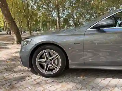 Mercedes-Benz E 300 2021 — foto 2 de 14