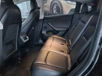 Tesla Model Y 2023 - 31500 EUR, 65000 km - AUTO.MOTO.pt - 65000km - foto 7 de 10
