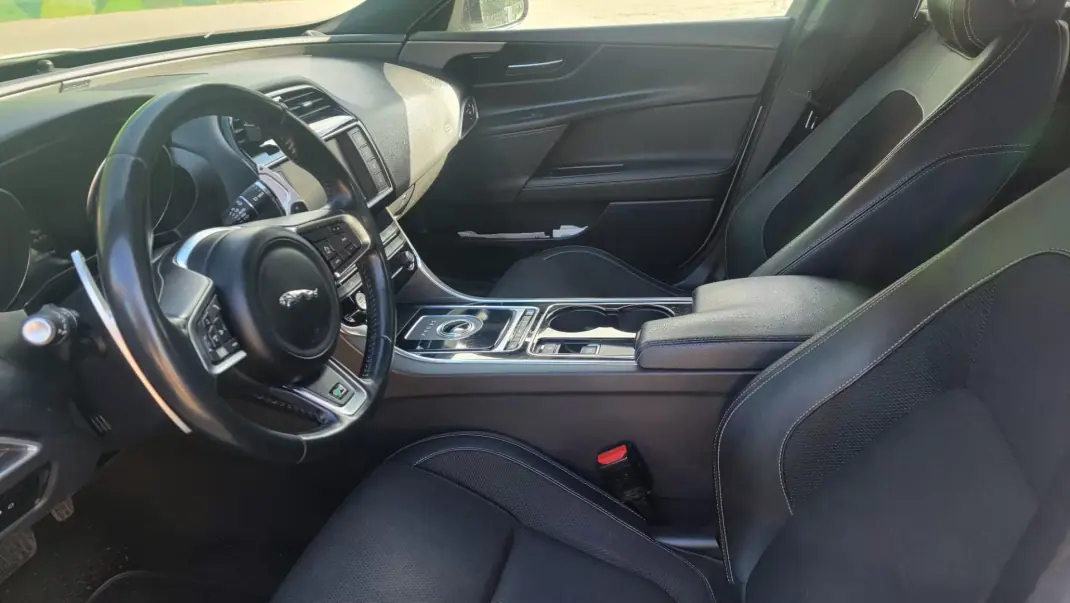 Jaguar XE 2016 - 17990 EUR, 220000 km - AUTO.MOTO.pt - 220000km - foto 9 de 12