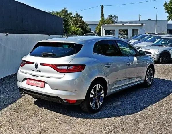 Renault Mégane 2020 - 18990 EUR, 82646 km - AUTO.MOTO.pt - 82646km - foto 8 de 23