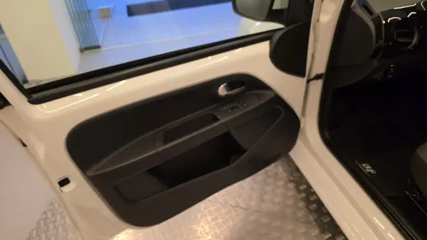 Volkswagen Cross Up! 2013 - 7750 EUR, 154338 km - AUTO.MOTO.pt - 154338km - foto 30 de 47
