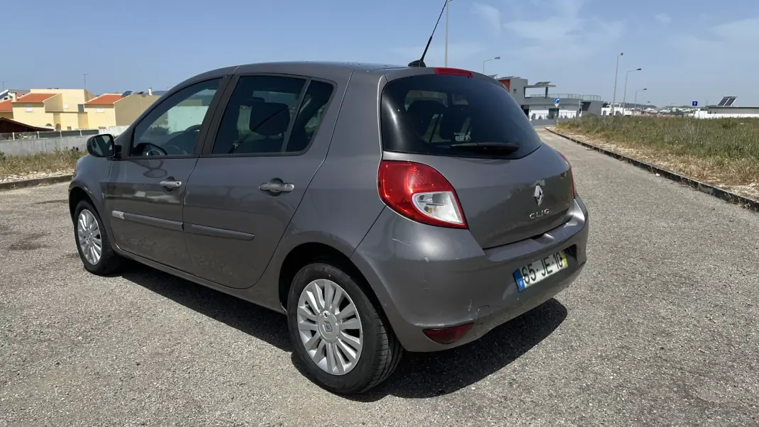 Renault Clio 2010 - 3650 EUR, 202000 km - AUTO.MOTO.pt - 202000km - foto 6 de 15