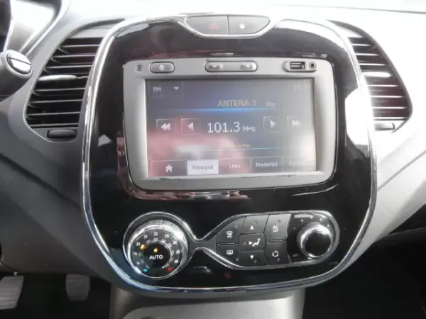 Renault Captur 2014 - 12900 EUR, 155622 km - AUTO.MOTO.pt - 155622km - foto 16 de 30