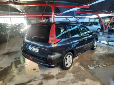 Peugeot 206 SW 2004 - 2500 EUR, 295418 km - AUTO.MOTO.pt - 295418km - foto 4 de 9