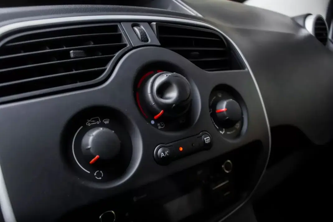 Renault Kangoo E-Tech 2020 - 9990 EUR, 57785 km - AUTO.MOTO.pt - 57785km - foto 21 de 28