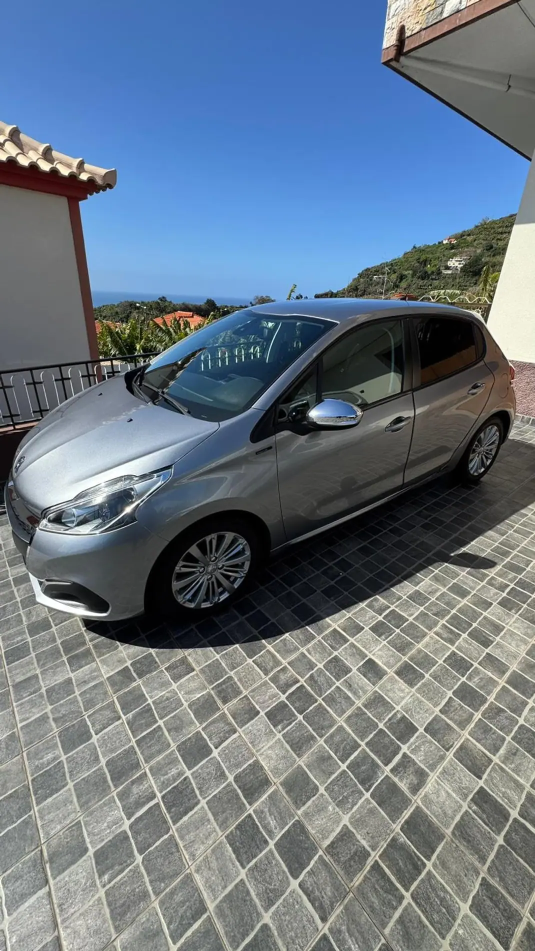 Peugeot 208 2019 - 8900 EUR, 93300 km - AUTO.MOTO.pt - 93300km - foto 3 de 10