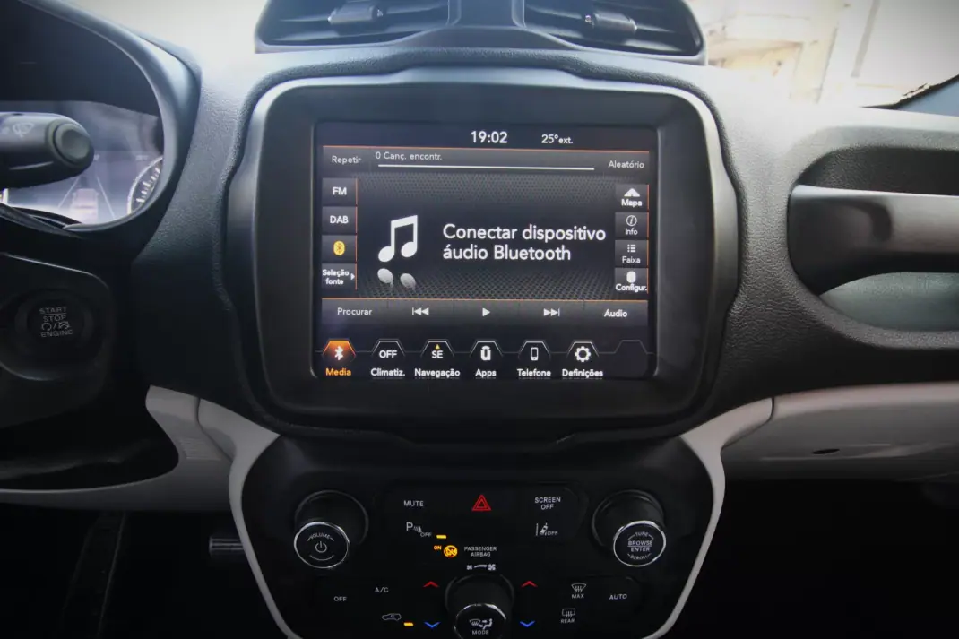 Jeep Renegade 2018 - 14990 EUR, 116000 km - AUTO.MOTO.pt - 116000km - foto 22 de 36