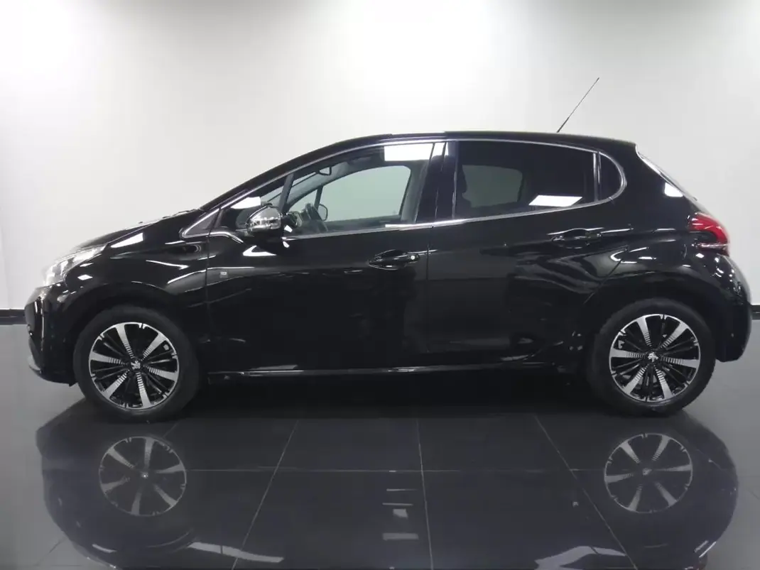 Peugeot 208 2018 - 8900 EUR, 82000 km - AUTO.MOTO.pt - 82000km - foto 3 de 23