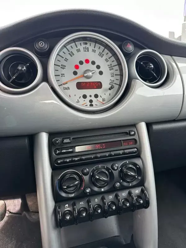 MINI Cooper 2004 - 7000 EUR, 214300 km - AUTO.MOTO.pt - 214300km - foto 7 de 9