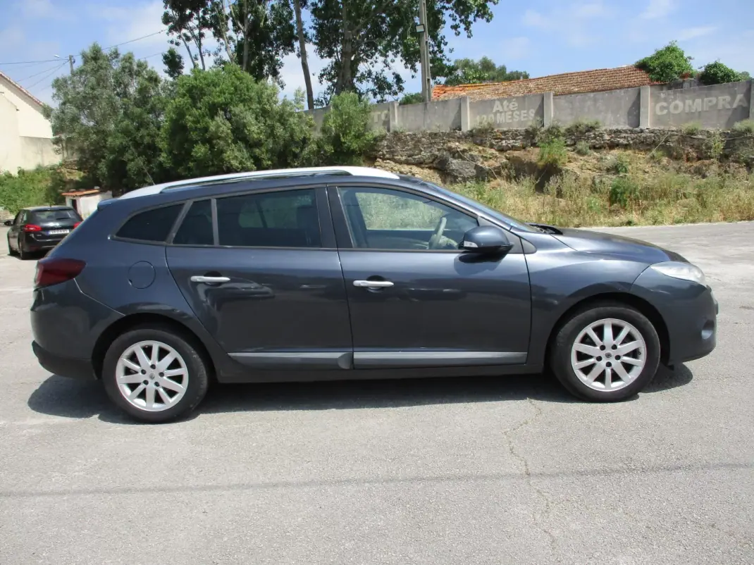 Renault Mégane Sport Tourer 2009 - 5900 EUR, 140000 km - AUTO.MOTO.pt - 140000km - foto 4 de 13