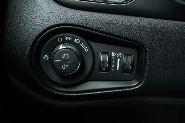 Jeep Renegade 2022 - 20950 EUR, 100930 km - AUTO.MOTO.pt - 100930km - foto 20 de 25