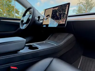 Tesla Model Y 2021 - 31500 EUR, 135000 km - AUTO.MOTO.pt - 135000km - foto 10 de 23