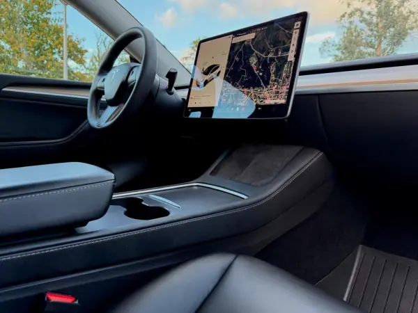 Tesla Model Y 2021 - 31500 EUR, 135000 km - AUTO.MOTO.pt - 135000km - foto 10 de 23