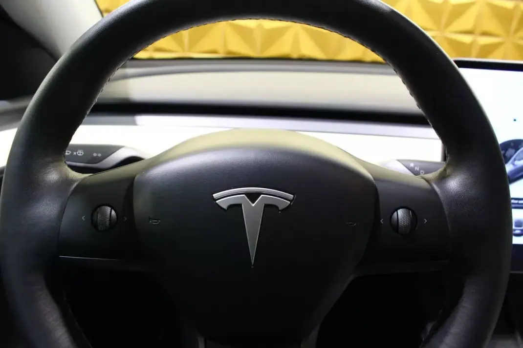 Tesla Model Y 2021 - 32240 EUR, 132000 km - AUTO.MOTO.pt - 132000km - foto 29 de 38